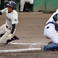 ８回表沼南２死二、三塁、黒井の適時打で川尻が生還。捕手河村