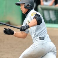 迫屋監督が「典型的な長距離砲」と評する主砲の角田。１７７センチ、８４キロのがっちりした体で、ベンチプレス９７・５キロを上げる＝４月、県総合ＳＣ