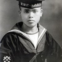 写真館で撮影されたとみられる水兵服姿の光平さん