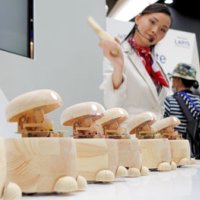 指揮棒の動きに合わせ、頭を振りながら音階を奏でる「カラクリ音楽隊」
