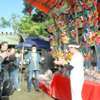 福集める「縁起熊手」　「酉の市」盛況　船橋大神宮　【師走スケッチ】