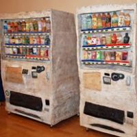 クスノキで作ったほぼ実物大の作品「ものモノ　自動販売機」など