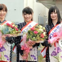 笑顔満開、佐原３人娘　香取の新ミスあやめ　藤野加那さん（２４）、石井優亜さん（２０）、赤沢美月さん（１９）【ピープル】
