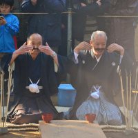 ひげなで「ぐいっと」　伝統奇祭で豊穣祈願　香取・側高神社