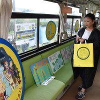 ムーミンのキャラを使った鉄道グッズなどが展示された車内＝３０日、大多喜町
