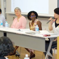 「戦争の記憶をつなぐことが未来の命を救う」と語る市村さん（右）＝１０日、東京都渋谷区
