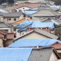 台風１５号の通過から１週間。鋸南町では多くの住宅の屋根にシートが掛けられていた＝１６日午後（共同）