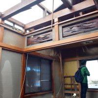 台風で屋根が飛ばされた住宅内＝１６日午後２時、鋸南町岩井袋
