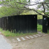 未使用時はドアが開け放たれ、誰でも敷地内を鑑賞できる