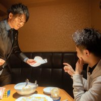 得意とするテーブルマジックを披露する赤星さん（本人提供）