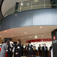 来庁者を迎える新庁舎１階の玄関付近。総合窓口や案内表示などを設けている＝旭市

