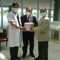 飲食店の手作り弁当を医師（左）に手渡す有志のメンバー＝東金市の東千葉メディカルセンター
