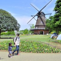 広い園内で過ごす地元の家族連れ＝２５日、船橋市金堀町のふなばしアンデルセン公園
