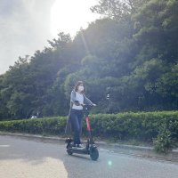 シェアリングサービス方式の実証実験が始まった電動キックボード（長谷川工業提供）
