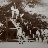 階段から飛び降りる訓練を行う歩兵第五十七連隊の第一中隊幹部候補生ら（佐倉市教委提供）
