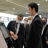 “休業状態”の成田空港初視察　知事「長く支援する」　周辺９首長と意見交換も