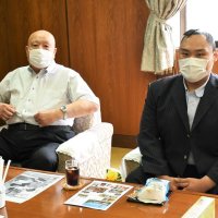 引退報告で町民への感謝を述べる舛ノ山さん（右）と元千賀ノ浦親方