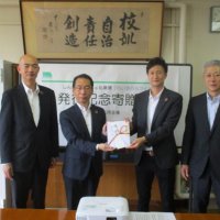 プロジェクター　一宮商高へ寄贈　町内業者「ピカいち」