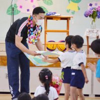 「頑張ってね大川選手」　絵入り寄せ書きや花束も　地元の水球五輪代表にエール　八千代幼稚園