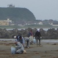 海岸清掃で津波犠牲者哀悼　震災１０年、建設会社有志ら　旭・飯岡