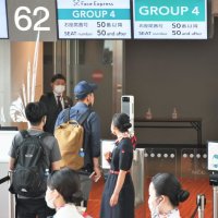「顔パス」で搭乗ゲートを通る旅客＝１９日、成田空港第２ターミナル