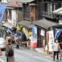 成田うなぎ祭りが開かれる中、ウナギ料理の食事やテークアウトをしに客が訪れる成田山参道＝３０日、成田市