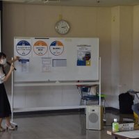 バス停盤面や時刻表のデザインを提案する発表者

