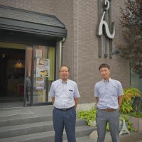 茂原市で日本料理店「竹りん」を営む新沢敏夫さん（左）（共同）