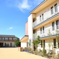新築された成田学園の小学生らの園舎（右）と中高生の園舎