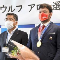 ウルフ選手が凱旋、金メダル首に掛け「柔道の故郷は浦安」　東海大浦安高出身　【２０２０東京五輪】