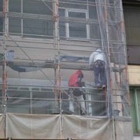 暑い中、長袖で工事をする作業員＝１１日午後、千葉市中央区