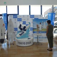 一宮町役場にトーチ　サーフィン大原選手サインも