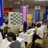 志望校情報、真剣に　進学フェア４１８人来場　成田