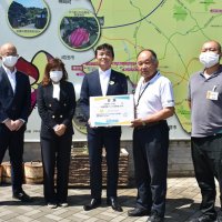 香取の道の駅で健康づくり支援　明治安田、協賛金贈る