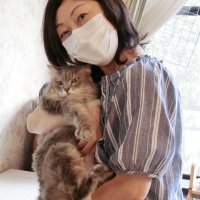 猫を抱っこする代表の小倉さん