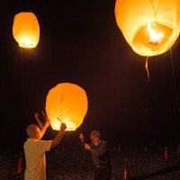 彼岸の夜にランタンふわり　供養やコロナ退散願い　大多喜・妙厳寺で「空送り」