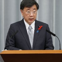 岸田内閣の閣僚名簿を発表する松野博一官房長官＝４日午後３時５１分、首相官邸（共同）