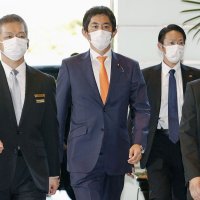経済安保相に決まり、首相官邸に入る小林鷹之氏（中央）＝４日午後４時（共同）
