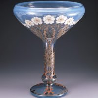野バラが描かれたガラスの器『薔薇文高脚杯』（県立中央博物館提供）

