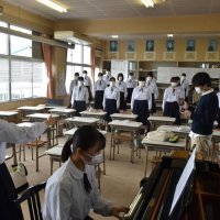 感謝の心　校歌に込め　本年度閉校の山武・蓮沼中生徒奏でる　ラジオ番組収録、２８日放送