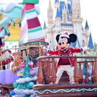 ディズニー、クリスマス一色に　９日から　華やか衣装で来園者お迎え　ランド、シー、ホテルも