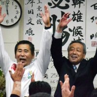 万歳三唱で喜びを爆発させる林氏（右）＝１日午前０時ごろ、銚子市