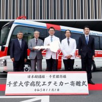 千葉県内初「走る救命救急室」　千葉大病院にエクモカー
