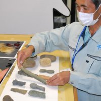 出土した石剣。祭祀に使われたとされている
