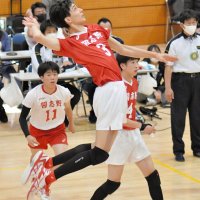 習志野―市船橋　第２セット、スパイクを放つ習志野・高橋（３）