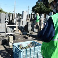 ９日に発生した突風によって、倒れたとみられる墓石＝１０日午後、富津市の大乗寺