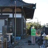９日に発生した突風の影響で、落下したとみられる本堂の瓦＝１０日午後、富津市の大乗寺
