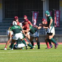 流通経大柏の突破を阻む専大松戸の選手たち
