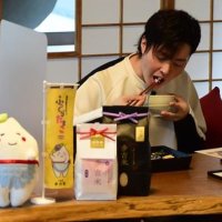 料理研究家のリュウジさんも実食し１票を投じた＝多古町