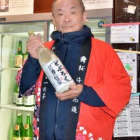 ８日に販売が始まったどぶろくを手にする蔵主の守屋雅博さん＝山武市